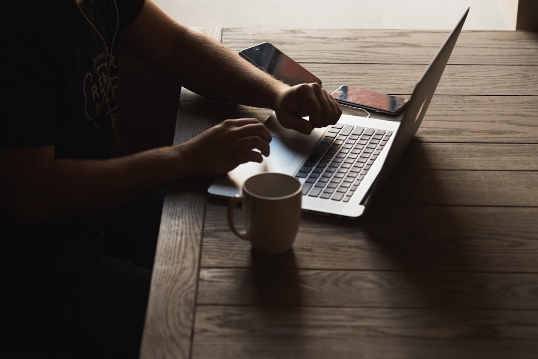 freelancer laptop coffee shop